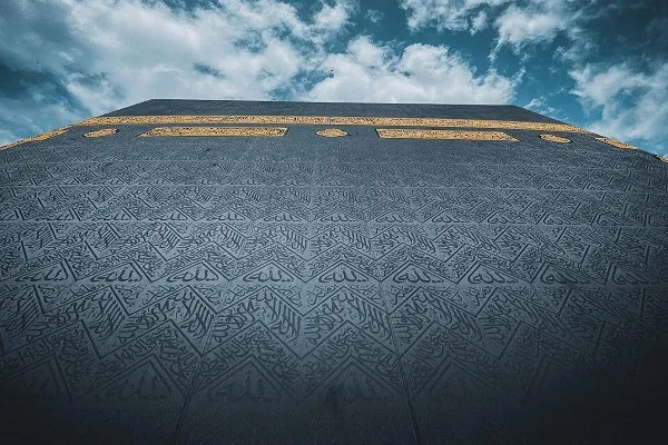 Kabe örtüsünün dikiminden asım aşamasına kadar hikayesi
