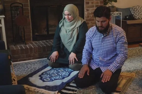 Mulher muçulmana do Tennessee entra com ação judicial por divulgação pública de foto de fichamento sem hijab