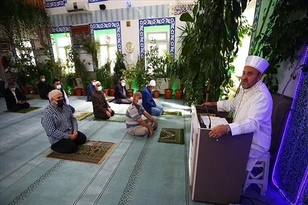 امام جماعت دوستدار محیط زیست مسجد را به فضای سبز تبدیل کرد + فیلم و عکس