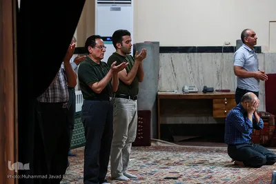 مسجد ملک آباد به علت واقع شدن در فضای بازار همه روزه تا ساعاتی بعد از اقامه نماز جماعت ظهر و عصر باز می باشد تا  رهگذران نیز بتوانند نمازشان را در مسجد بخوانند