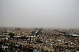 راهپیمایی اربعین حسینی مسیر نجف، کربلا/ نمای بخشی از قبرستان وادی السلام، این قبرستان قدیمی و تاریخی نجف اشرف در شمال شرقی شهر واقع است و بیست کیلومتر مربع مساحت دارد. قدمت آن به بیش از هزار سال می رسد و بسیاری از قبرهای آن دارای بقعه و گنبد است و مساحت این قبرستان ۱۴۸۵هکتار است.