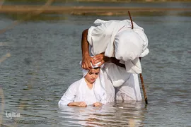 مراسم غسل تعمید منداییان در کنار رودخانه کارون