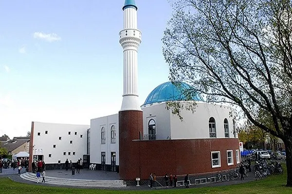 Almanya’da camiye saldırdı