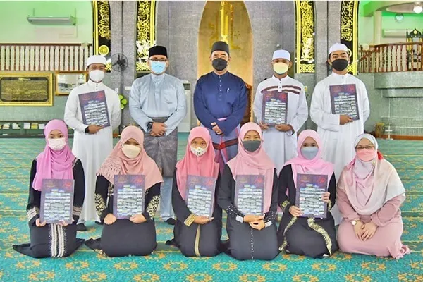 12 mga Tagapagsaulo ng Qur’an ang Nakatanggap ng Sertipiko sa Brunei