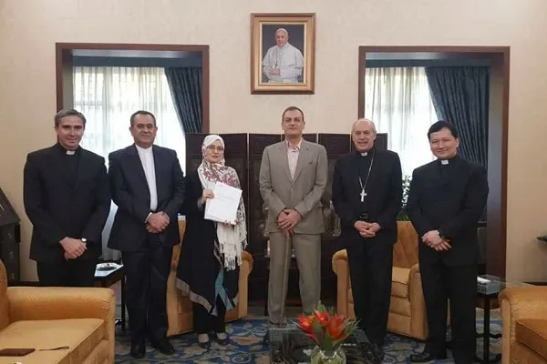 Papa Francesco ringrazia artista iraniana per dono coranico + FOTO