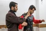 عوامل تعزیه خوانی در حال آماده کردن بازیگران برای اجرا تعزیه هستند.