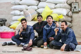 بازار گرم آجیل پزها در آستانه عید نوروز 