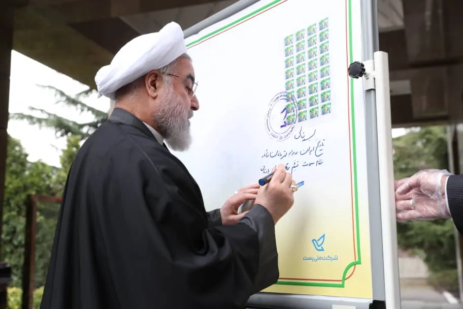 رونمایی از تمبر یادبود تلاشگران خط مقدم مبارزه با کرونا با حضور رئیس‌جمهور