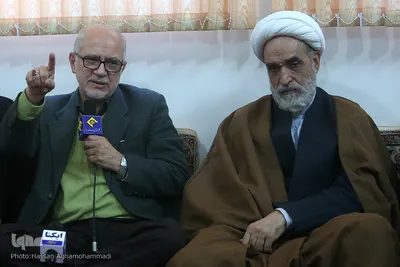 حضور جمعی از جامعه قرآنی در منزل مرحوم استاد عباس رنجبر، پیشکسوت قرآنی