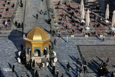 تعویض پرچم گنبد حرم امام رضا(ع)
