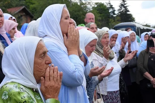 Srebrenitsa soykırımı kurbanlarının yakınları sevdiklerinin katledildikleri yerlerde dua etti