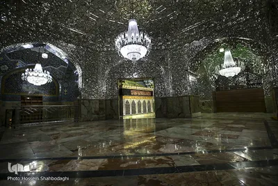 تعویض پرچم گنبد حرم رضوی در آغاز ماه محرم