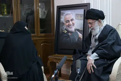 حضور رهبر معظم انقلاب در منزل سردار شهید سپهبد سلیمانی