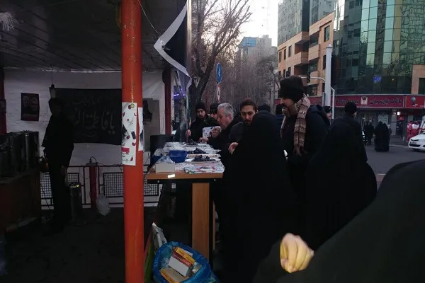 خدمت‌رسانی به عاشقان سردار دل‌ها با برپایی ایستگاه صلواتی