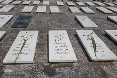 غبار روبی مزار شهدا‎ با حضور اعضای جهاد دانشگاهی اصفهان