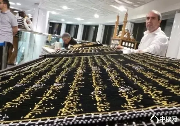 叙利亚书法家穆罕默德·麦赫尔·哈迪里完成了全球首部用丝线在布上“缝制”的《古兰经》”