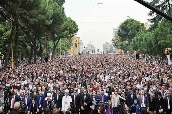 په البانیاکې  د قرآن کریم د  محفل په زړه پورې دستورې زړونه جذبوي