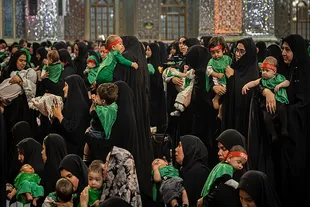 فیلم | آیین شیرخوارگان حسینی در حرم رضوی