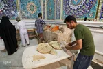پخت نان صلواتی در صحن حرم مطهر شاهچراغ (ع)