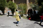 توزیع بسته‌های لوازم التحریر توسط کمیته امداد امام خمینی(ره) در منطقه رضویه در مشهد