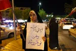 یک تکه مقوا، یک دنیا حرف؛ پلاکاردها زبان گویای میدان