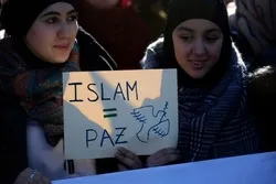 Media Prancis: Konfrontasi Macron dengan Institusi Islam Membuat Situasi Semakin Rumit