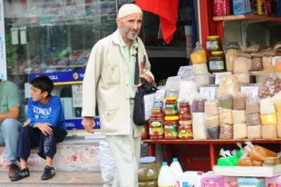 सेवानिवृत्त इंजीनियर का कुरान अध्यापन के लिऐ बाज़ारों में घूमना