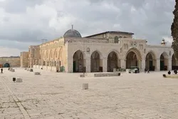Palestinong mga Sumasamba Pinipigilan na Pumasok sa Masjid Al-Aqsa