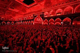 برافراشتن قرآن کریم همزمان با تعویض پرچم گنبد امام حسین(ع) 