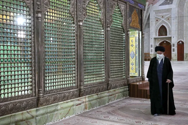 رهبر معظم انقلاب در مرقد امام خمینی(ره) و گلزار شهدا حضور یافتند