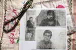 عکس بالا سمت راست روزهای اول اسارت محمد جواد سالاریان با لباس غواصی و پانسمان روی صورتش را نشان میدهد.