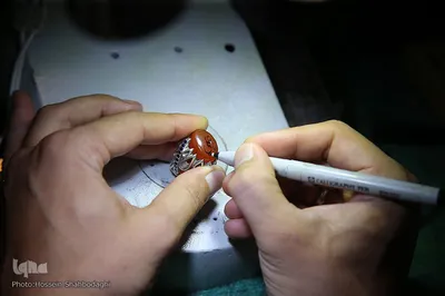 نوشتن نام علی روی نگین برای حک