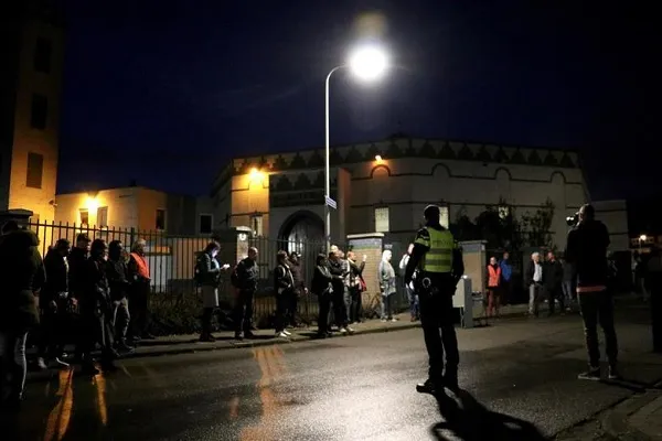 Hollanda'da cami önünde 'İslam karşıtı' gösteri
