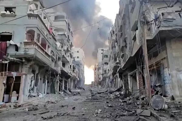 اقامه نماز جمعه کادر درمان یک بیمارستان در غزه + فیلم