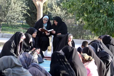آیین جزءخوانی قرآن کریم در جوار مقبره شهدای گمنام
