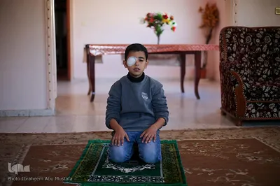نجار در حال اقامه نماز است.