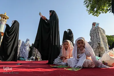 Fitr-Festgebet im Heiligen Schrein von Schah Tscheragh verrichtet