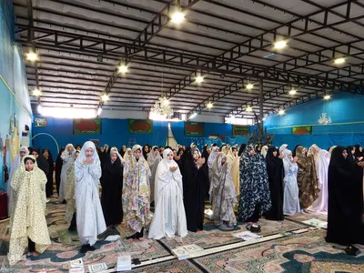 اعتکاف دانش‌آموزان دختر در مسجد سیدالشهدا(ع) خمینی‌شهر