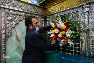 Heiliger Schrein von Fatima Masuma (s.a.) mit Blumen geschmückt