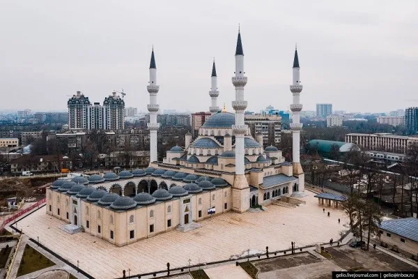 Osmanlı tarzı inşa edilen Bişkek Merkez Camii
