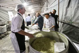 معلولین و سالمندان کهریزک میهمان هم‌نمک شدند
