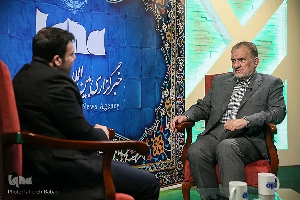بدبینی‌های جامعه ناشی از عملکرد دوگانه مدعیان دین‌داری است/ فعالان دهه 60 به دور از خودنمایی بودند