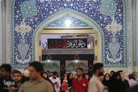 ⁨تعویض پرچم گنبد بارگاه حضرت معصومه(س)