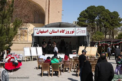 بازدید مسافران نوروزی از کاخ چهلستون اصفهان