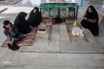 غبارروبی و عطرافشانی مزار شهدا با گل نرگس ـ بهبهان