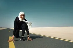Manal Rostom défend les musulmanes voilées