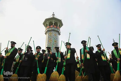 Zum Todestag von Fatima Masuma (s.a.) fegen Diener die Innenhöfe mit Besen