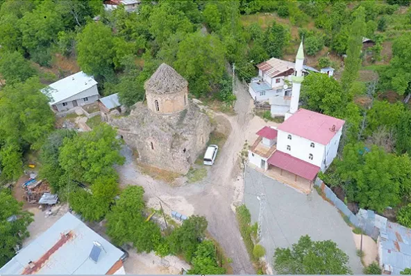 Köyde yan yana bulunan cami ve kilise ilgi görüyor