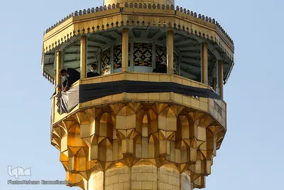 اهتزاز پرچم عزای حسینی بر فراز گنبد حرم رضوی
