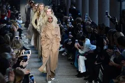Une mannequin voilée à Milan